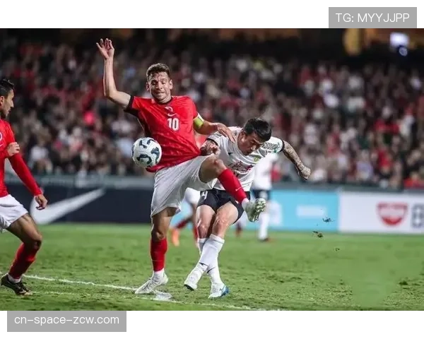 特写：一次精妙的肋部二过一后，助攻者与进球者指向对方默契庆祝